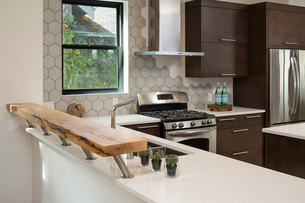 Exempel på ett mellanstort modernt kök, med en dubbel diskho, släta luckor, skåp i mörkt trä, bänkskiva i kvarts, vitt stänkskydd, stänkskydd i keramik, rostfria vitvaror, ljust trägolv, en köksö och beiget golv