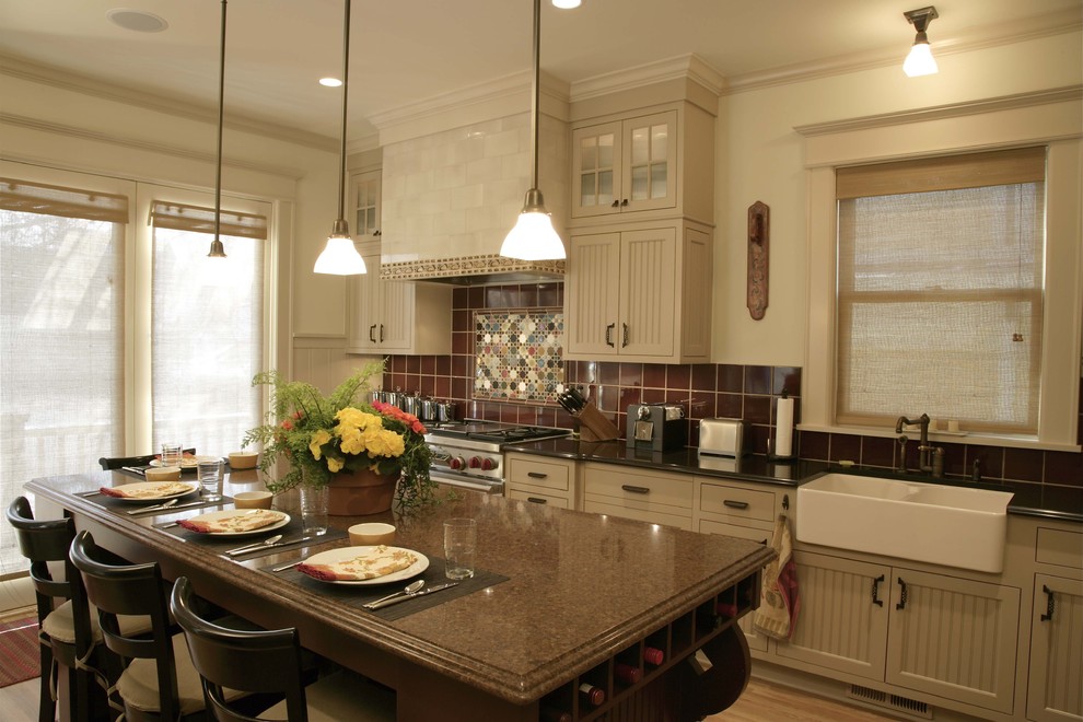 Klassische Küchenbar mit Landhausspüle, Schrankfronten im Shaker-Stil, beigen Schränken, Küchenrückwand in Rot, Rückwand aus Keramikfliesen und Quarzwerkstein-Arbeitsplatte in Minneapolis