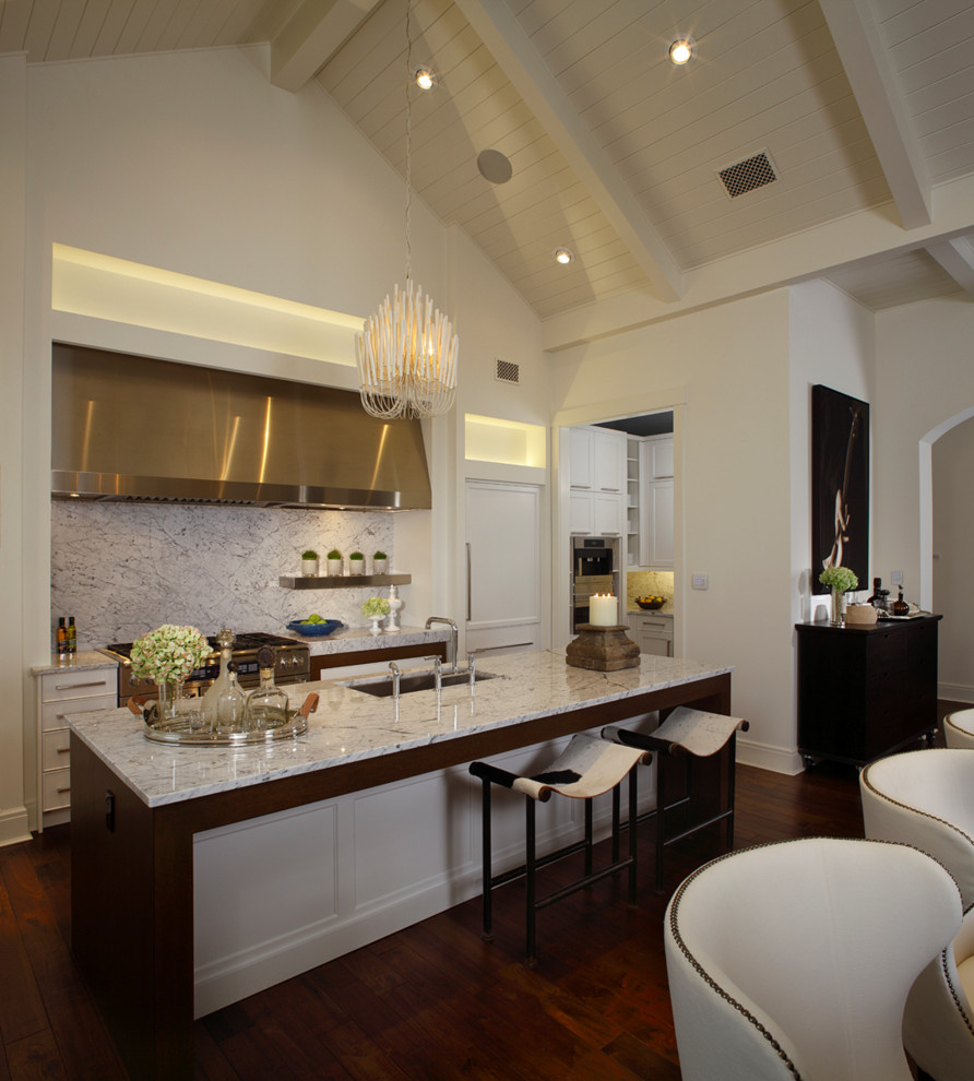 Zweizeilige Klassische Küche mit Unterbauwaschbecken, weißen Schränken, Küchenrückwand in Weiß und Elektrogeräten mit Frontblende in Miami