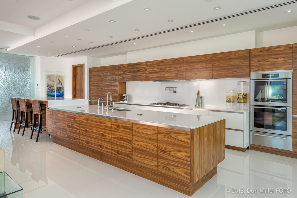 Kitchen - modern kitchen idea in Tampa