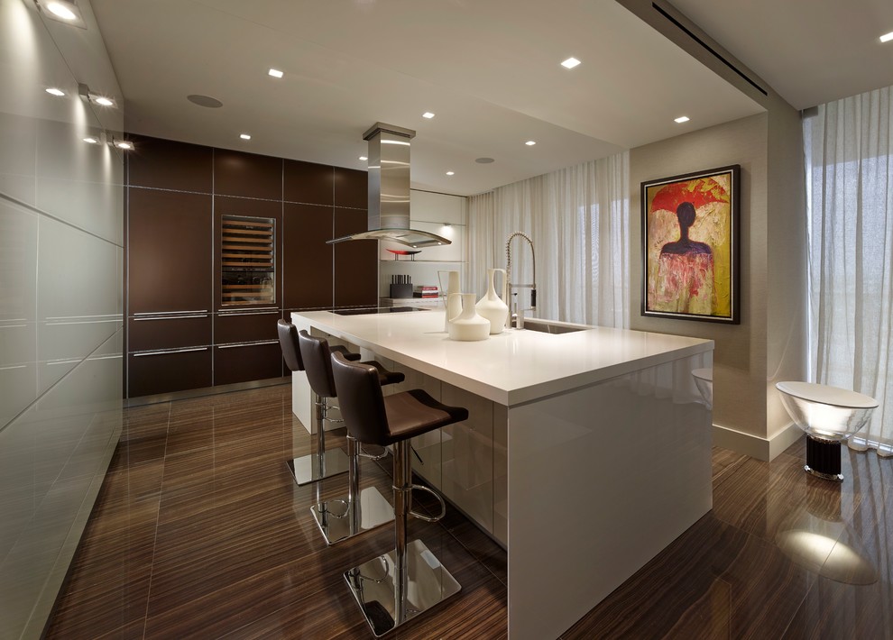 Foto di un cucina con isola centrale design con lavello sottopiano, ante lisce, ante bianche e pavimento con piastrelle in ceramica