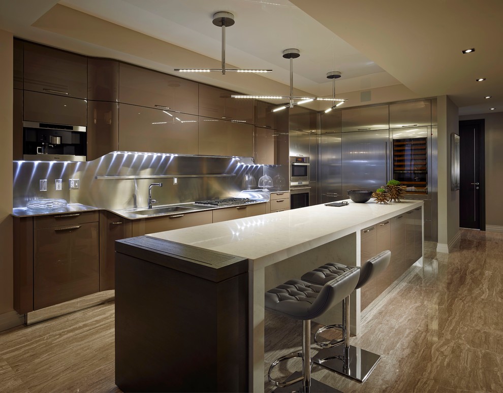 Moderne Küche mit Edelstahl-Arbeitsplatte, Marmorboden und Kücheninsel in Miami