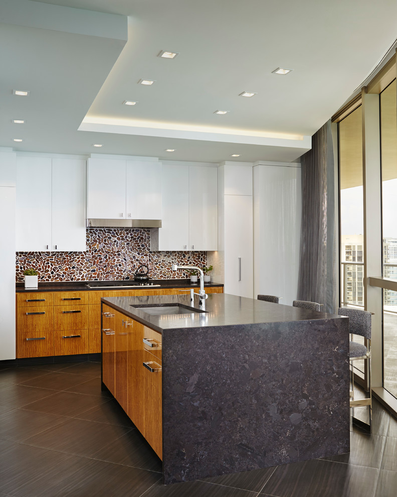 Esempio di un cucina con isola centrale design con lavello sottopiano, ante lisce, ante in legno scuro e paraspruzzi multicolore