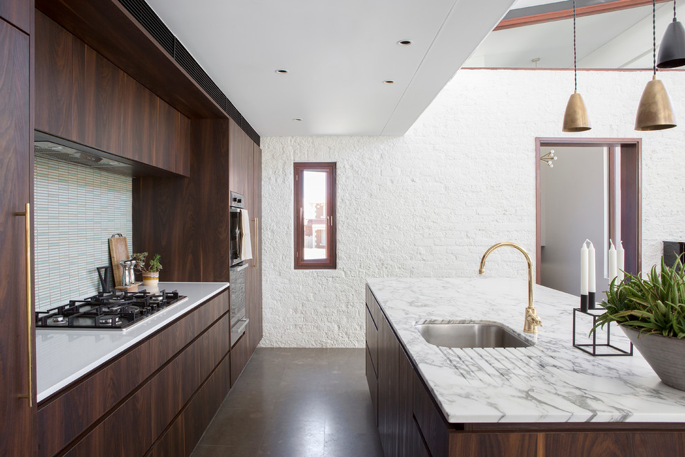 Moderne Küche mit Unterbauwaschbecken, flächenbündigen Schrankfronten, dunklen Holzschränken, bunter Rückwand, Küchengeräten aus Edelstahl und Kücheninsel in Perth