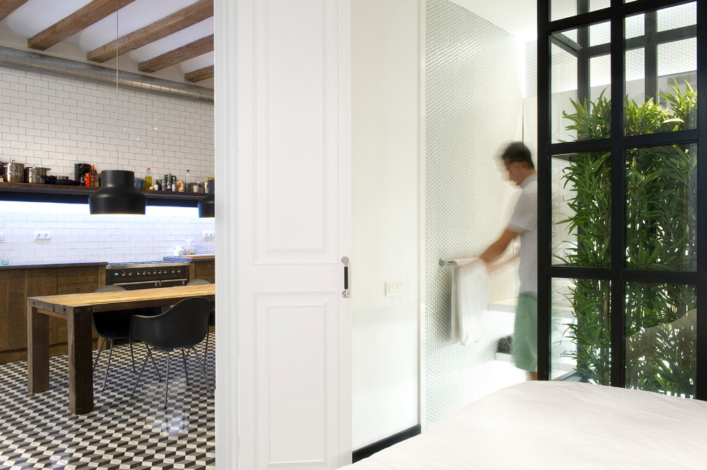 Moderne Küche mit Küchenrückwand in Weiß und Rückwand aus Metrofliesen in Madrid