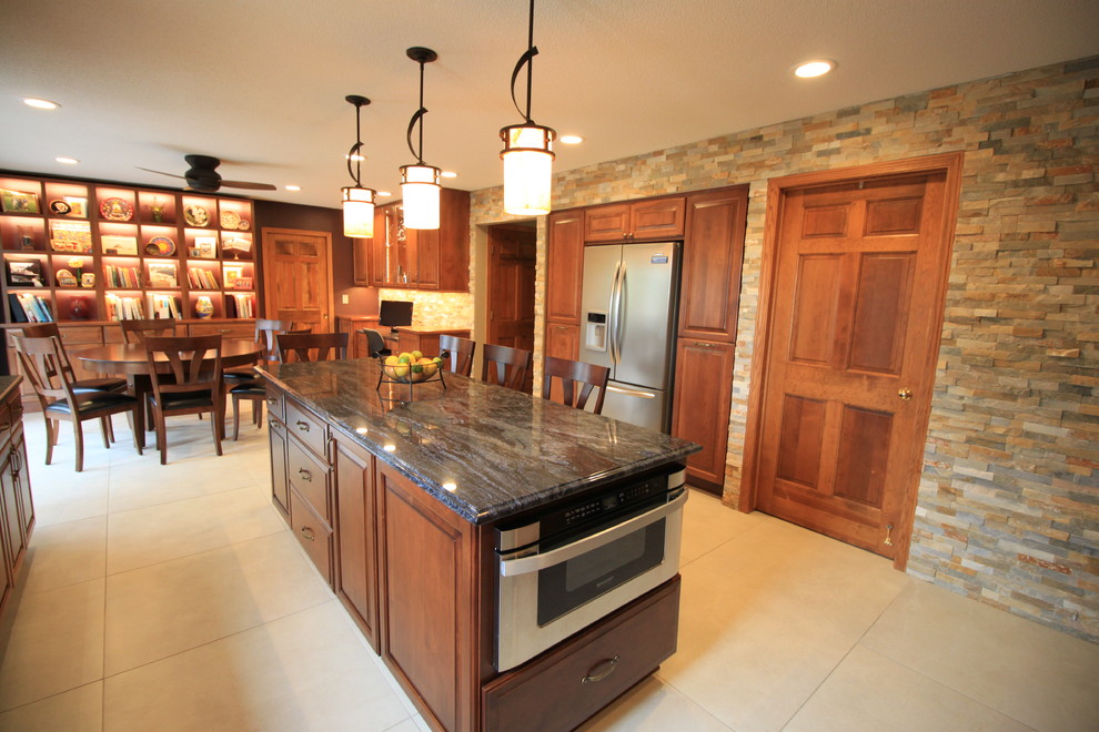 Foto på ett stort vintage kök, med en undermonterad diskho, luckor med upphöjd panel, skåp i mellenmörkt trä, granitbänkskiva, beige stänkskydd, stänkskydd i glaskakel, rostfria vitvaror, klinkergolv i porslin och en köksö