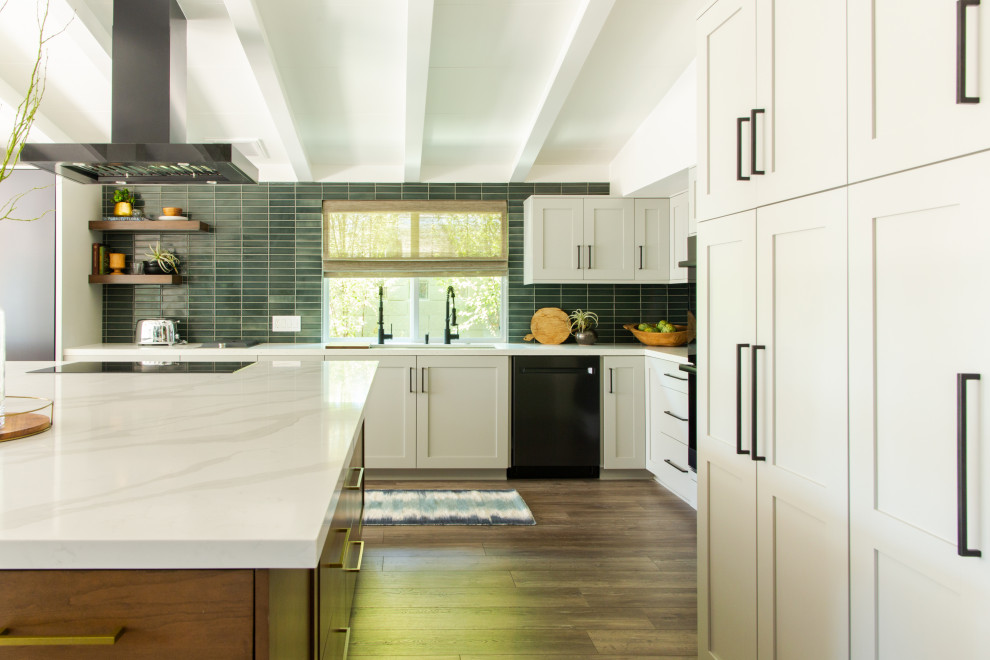 Esempio di una grande cucina moderna con ante bianche, paraspruzzi verde, paraspruzzi con piastrelle in ceramica, parquet chiaro, pavimento beige e top bianco