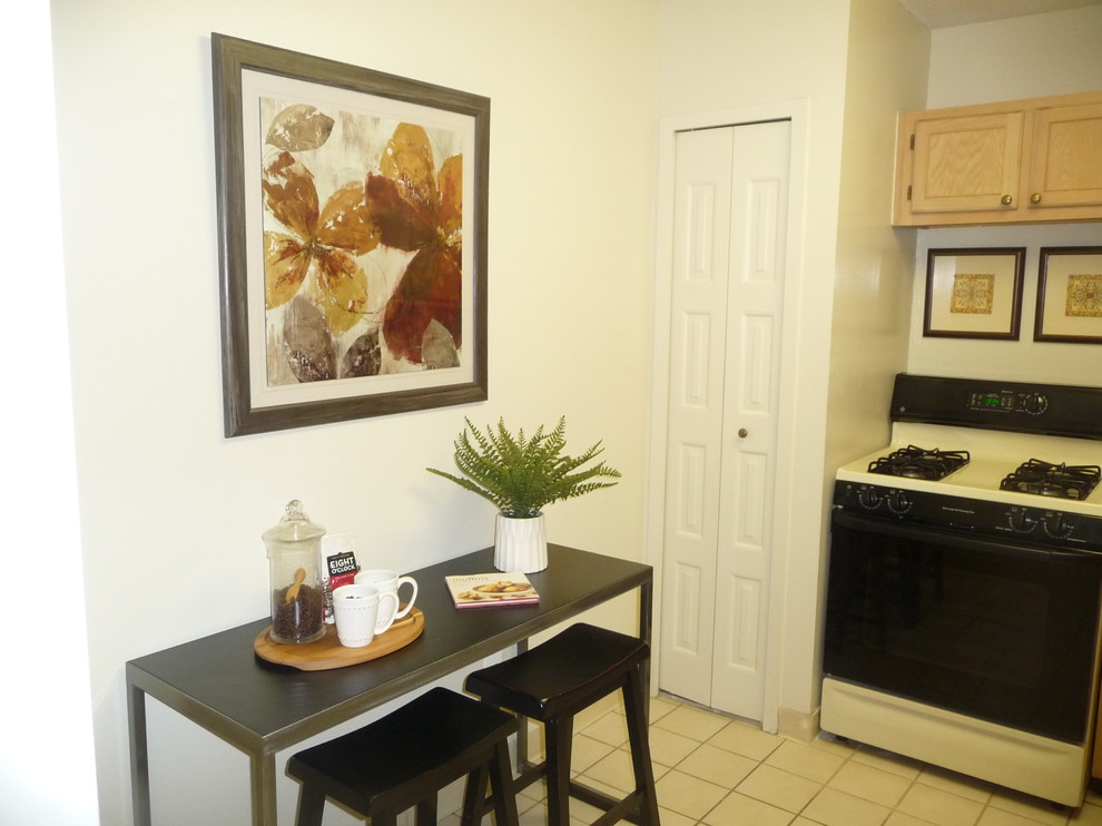 ワシントンD.C.にある小さなトラディショナルスタイルのおしゃれな独立型キッチン (ルーバー扉のキャビネット、淡色木目調キャビネット、白い調理設備、セラミックタイルの床) の写真