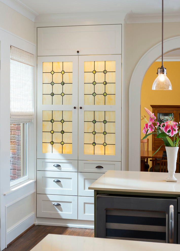 ダラスにある中くらいなコンテンポラリースタイルのおしゃれなキッチン (ガラス扉のキャビネット、白いキャビネット、濃色無垢フローリング) の写真