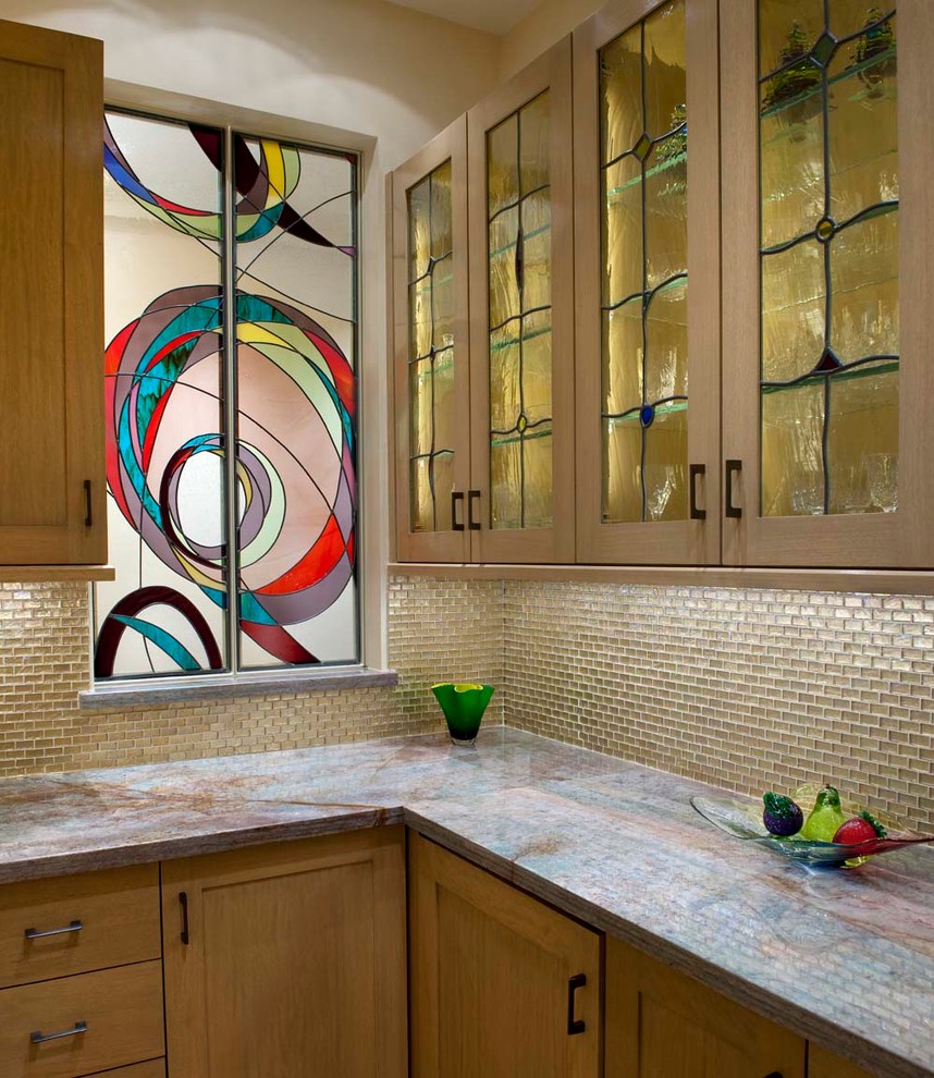 Idee per una cucina contemporanea con ante di vetro, ante in legno scuro, paraspruzzi beige e paraspruzzi con piastrelle di vetro