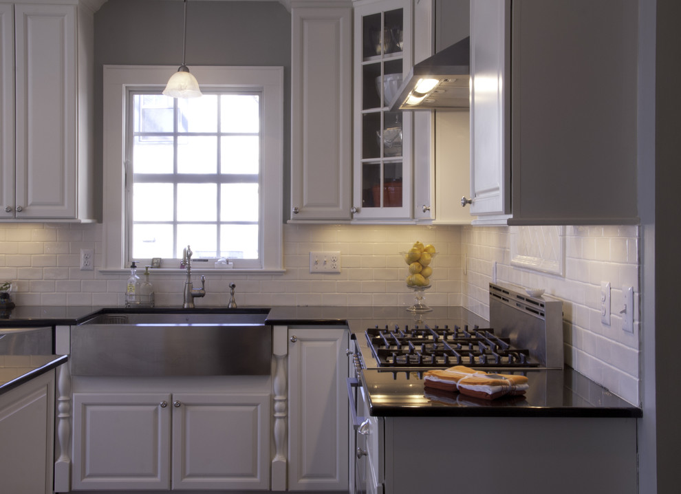 Esempio di una cucina con lavello stile country, ante bianche, top in granito, paraspruzzi bianco, paraspruzzi con piastrelle diamantate e elettrodomestici in acciaio inossidabile