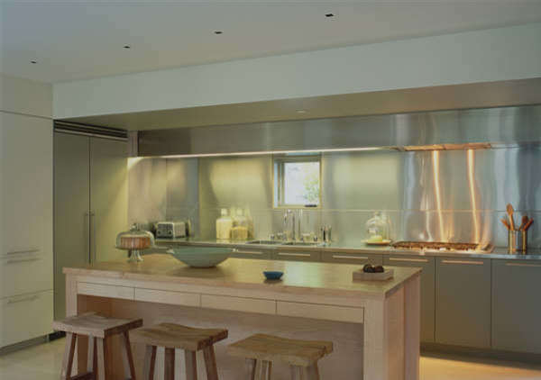 Idee per una grande cucina moderna con lavello integrato, ante lisce, ante bianche, top in acciaio inossidabile, paraspruzzi a effetto metallico, elettrodomestici in acciaio inossidabile e pavimento in bambù