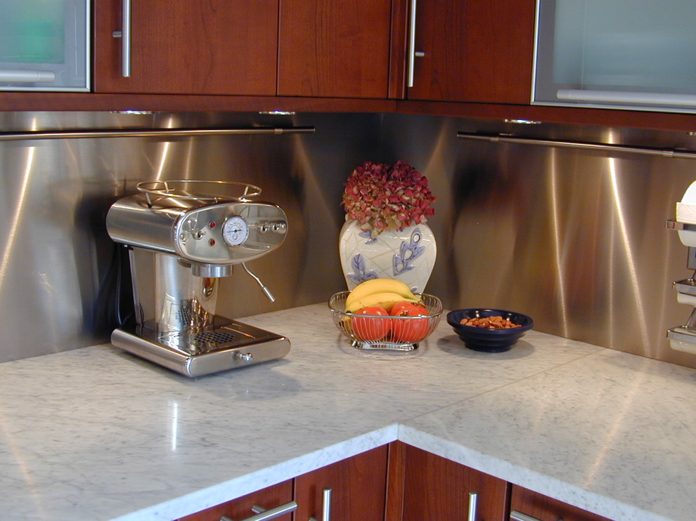 Moderne Wohnküche in L-Form mit Küchenrückwand in Metallic und Rückwand aus Metallfliesen in New York