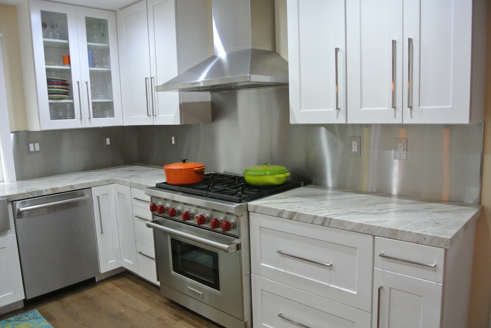 Exempel på ett mellanstort klassiskt kök, med en rustik diskho, skåp i shakerstil, vita skåp, marmorbänkskiva, grått stänkskydd, stänkskydd i metallkakel, rostfria vitvaror, mörkt trägolv och en halv köksö