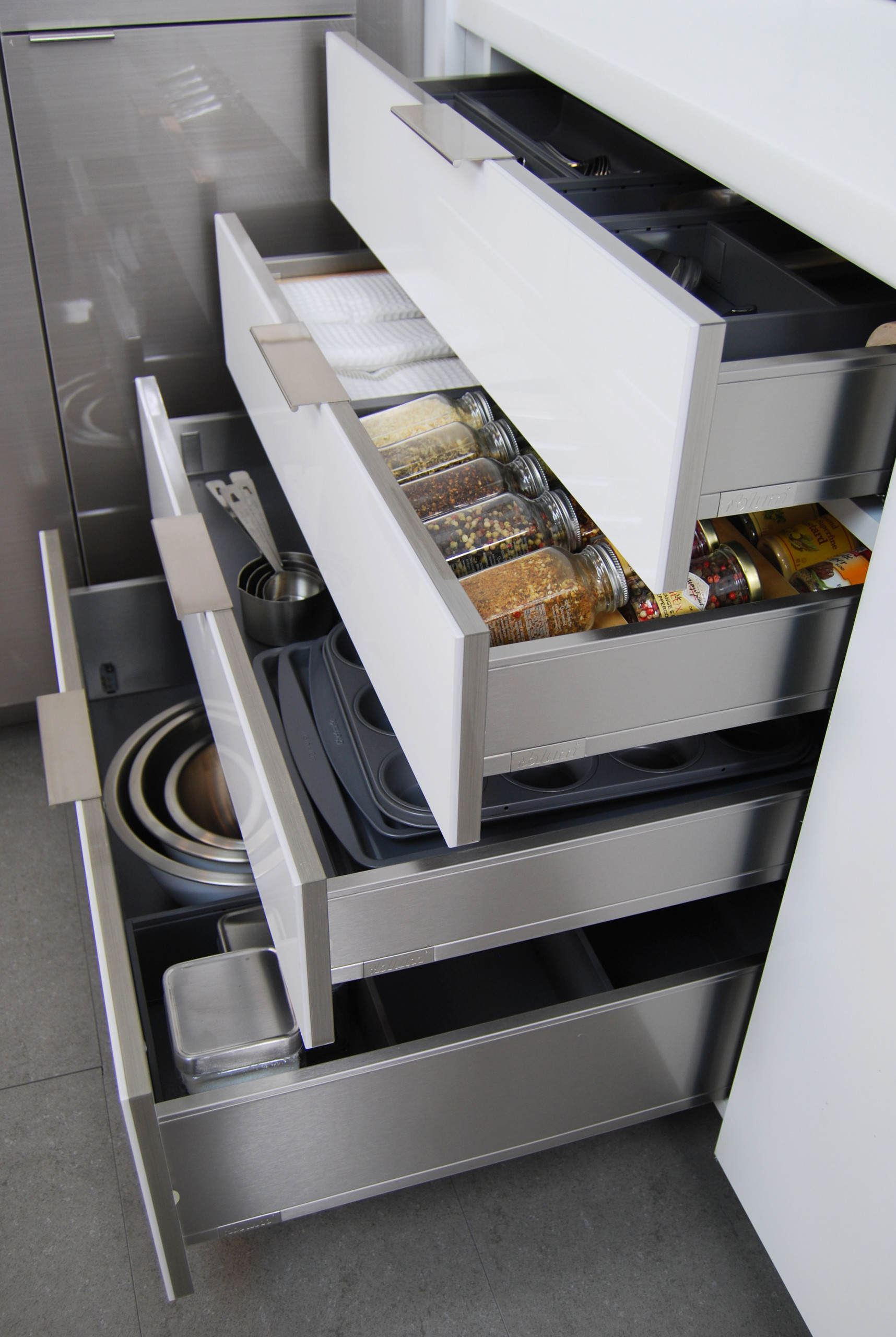 https://st.hzcdn.com/simgs/pictures/kitchens/stainless-steel-drawers-and-roll-out-shelves-from-dura-supreme-dura-supreme-cabinetry-img~e03176de034475af_14-9154-1-95ad89e.jpg