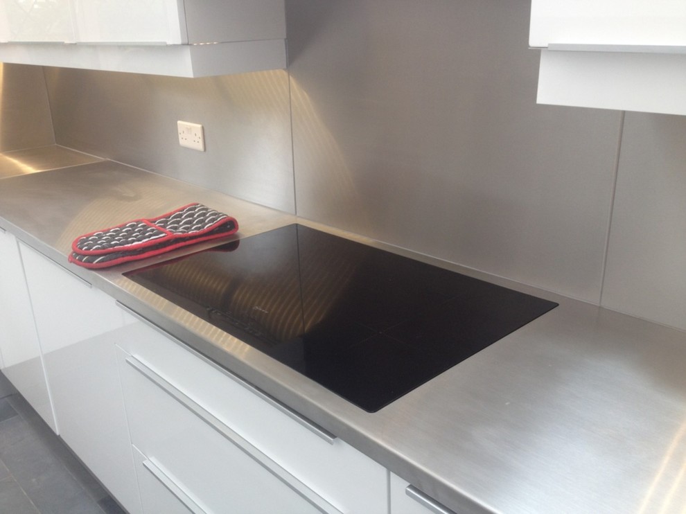 Idéer för att renovera ett litet funkis u-kök, med bänkskiva i rostfritt stål