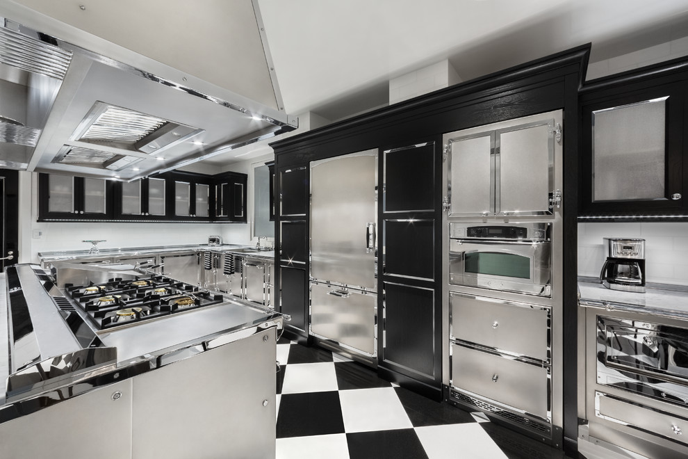 Idéer för ett stort industriellt vit kök, med en integrerad diskho, marmorbänkskiva, stänkskydd i marmor, rostfria vitvaror och en köksö