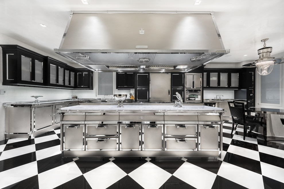 Inspiration för ett stort industriellt vit vitt kök, med en integrerad diskho, marmorbänkskiva, stänkskydd i marmor, rostfria vitvaror och en köksö