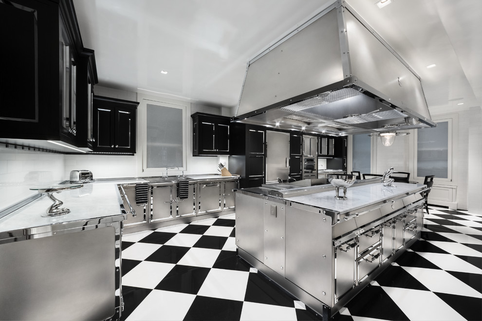 ニューヨークにあるラグジュアリーな広いインダストリアルスタイルのおしゃれなアイランドキッチン (一体型シンク、大理石カウンター、大理石のキッチンパネル、シルバーの調理設備、白いキッチンカウンター) の写真
