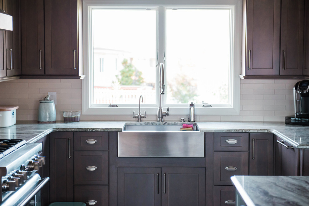 Bild på ett mellanstort maritimt kök, med en rustik diskho, skåp i shakerstil, grå skåp, bänkskiva i kvartsit, flerfärgad stänkskydd, stänkskydd i porslinskakel, rostfria vitvaror, mörkt trägolv och en köksö
