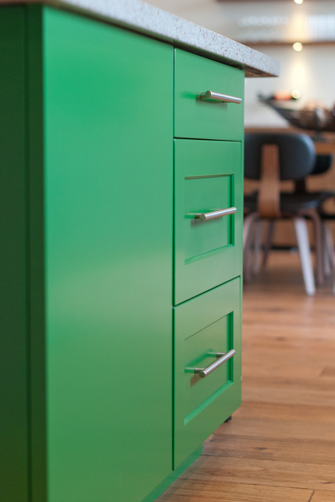 Ejemplo de cocina comedor contemporánea con armarios con paneles empotrados, puertas de armario verdes y encimera de cuarzo compacto