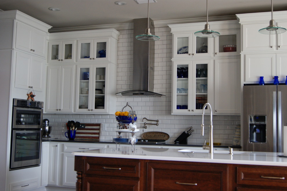 リトルロックにある高級な中くらいなコンテンポラリースタイルのおしゃれなキッチン (フラットパネル扉のキャビネット) の写真