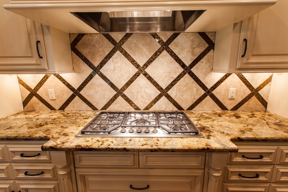 Exempel på ett mycket stort klassiskt kök, med en undermonterad diskho, luckor med upphöjd panel, vita skåp, granitbänkskiva, stänkskydd med metallisk yta, stänkskydd i stenkakel, rostfria vitvaror, mellanmörkt trägolv och en köksö