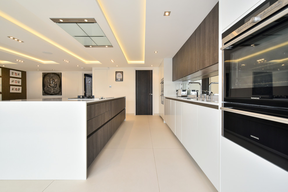 Idéer för ett mellanstort modernt linjärt kök med öppen planlösning, med en nedsänkt diskho, släta luckor, vita skåp, bänkskiva i kvartsit, stänkskydd med metallisk yta, glaspanel som stänkskydd, svarta vitvaror, klinkergolv i keramik, en köksö och vitt golv
