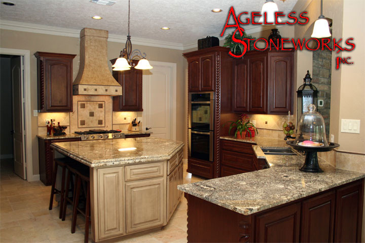 Foto di un cucina con isola centrale chic con lavello sottopiano, top in granito, paraspruzzi beige, paraspruzzi in travertino e elettrodomestici in acciaio inossidabile