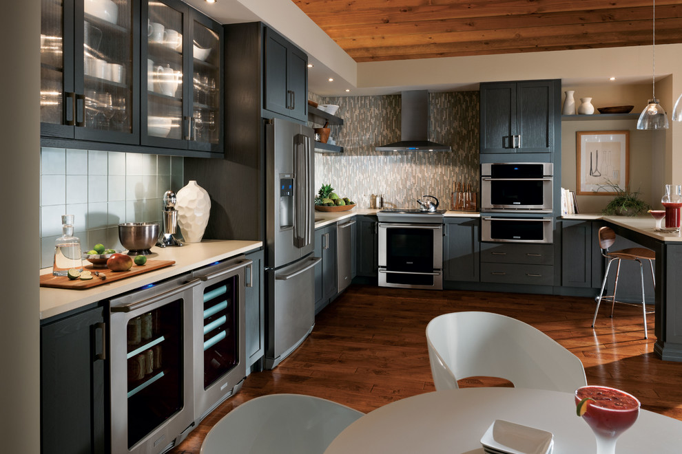 Exempel på ett stort klassiskt kök, med en dubbel diskho, skåp i shakerstil, blå skåp, bänkskiva i koppar, grått stänkskydd, stänkskydd i stickkakel, rostfria vitvaror, mörkt trägolv, en halv köksö och brunt golv