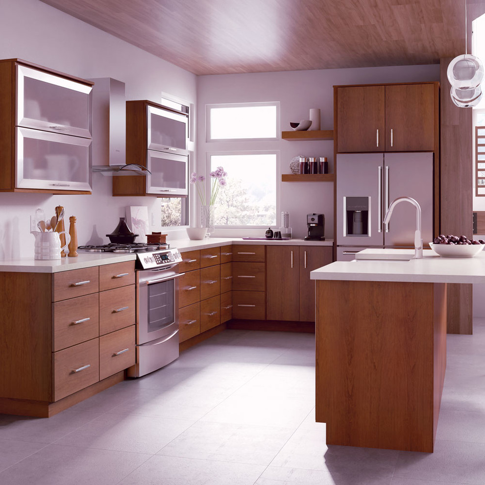 Offene, Mittelgroße Moderne Küche in L-Form mit flächenbündigen Schrankfronten, hellbraunen Holzschränken, Küchengeräten aus Edelstahl, Kücheninsel und grauem Boden in Sonstige