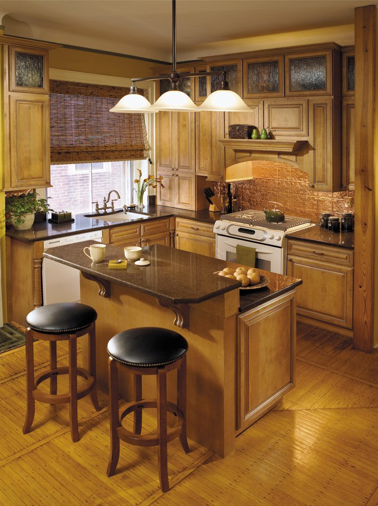 Exempel på ett litet klassiskt kök, med en undermonterad diskho, luckor med upphöjd panel, skåp i mellenmörkt trä, stänkskydd med metallisk yta, stänkskydd i metallkakel, vita vitvaror, ljust trägolv, en köksö och brunt golv