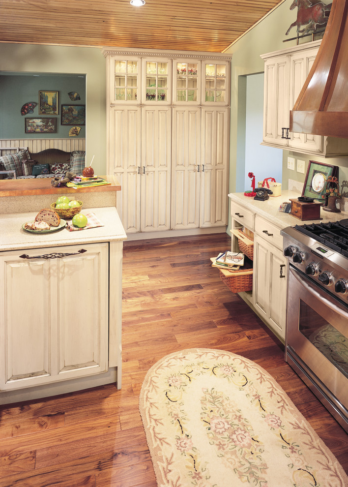 Bild på ett stort shabby chic-inspirerat kök och matrum, med skåp i ljust trä, rostfria vitvaror, mellanmörkt trägolv, en köksö, luckor med upphöjd panel och en rustik diskho