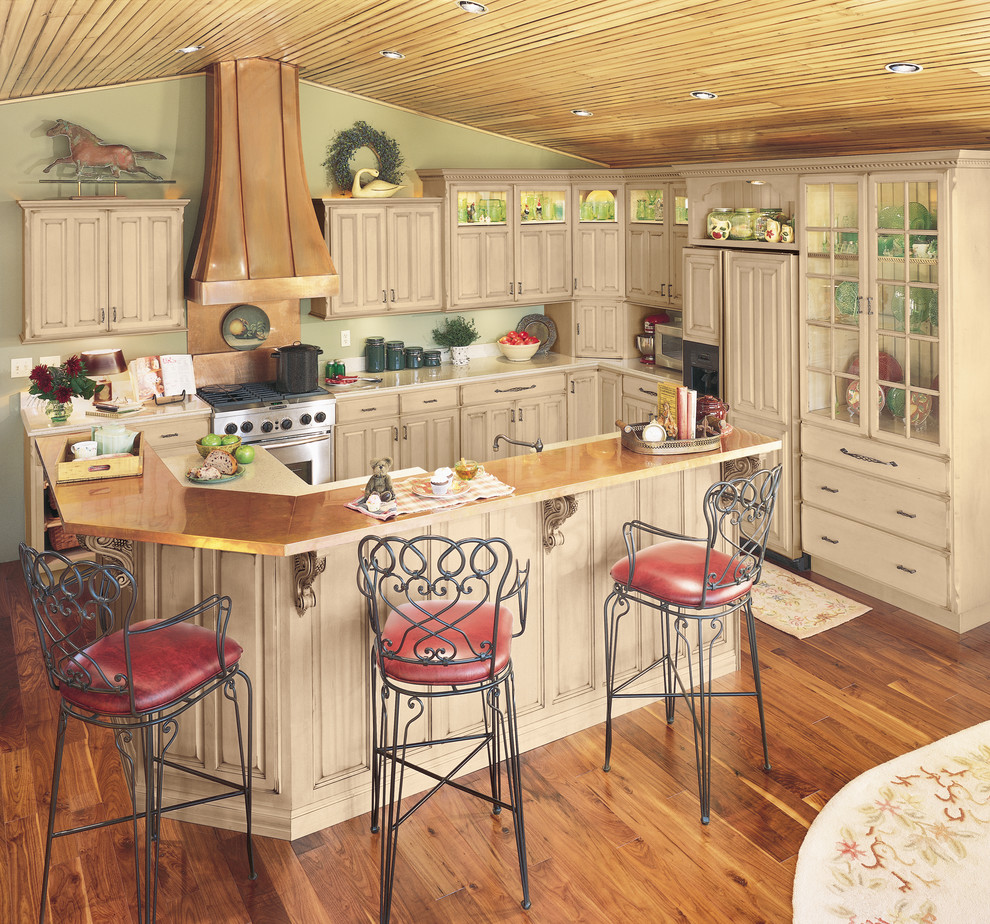 Идея дизайна: кухня в стиле шебби-шик с обеденным столом, светлыми деревянными фасадами, паркетным полом среднего тона и островом