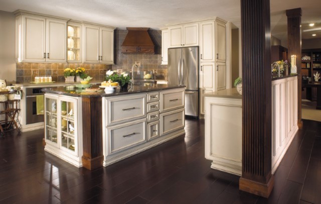 Inspiration för stora klassiska kök, med vita skåp, granitbänkskiva, stänkskydd i keramik, rostfria vitvaror, mörkt trägolv, flera köksöar, en undermonterad diskho, luckor med infälld panel, brunt stänkskydd och brunt golv