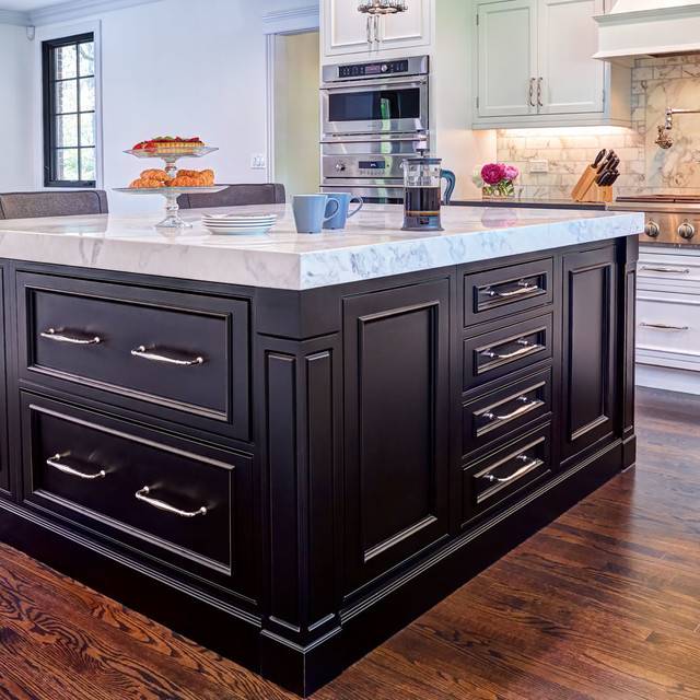 StarMark Traditional Black and White Kitchen Traditional