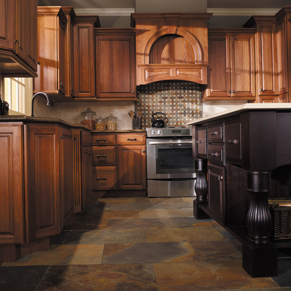 Bild på ett mellanstort vintage kök och matrum, med luckor med upphöjd panel, skåp i mellenmörkt trä, flerfärgad stänkskydd, rostfria vitvaror, en köksö och flerfärgat golv
