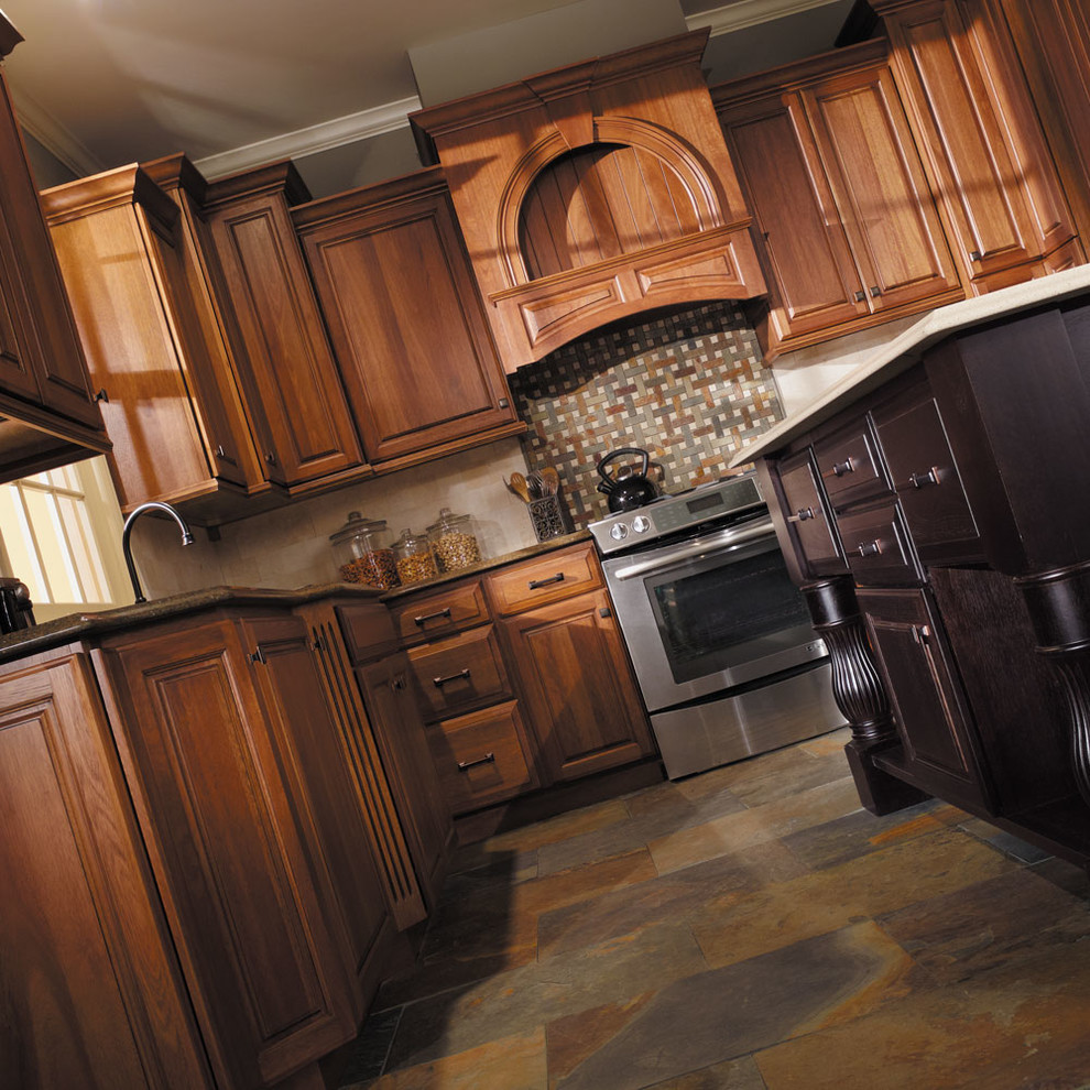 Immagine di una cucina chic di medie dimensioni con ante con bugna sagomata, ante in legno scuro, paraspruzzi multicolore, elettrodomestici in acciaio inossidabile e pavimento multicolore