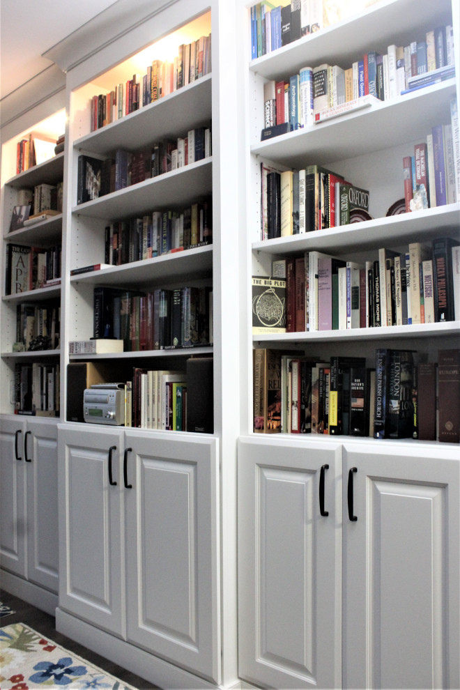 Starmark Kitchen in Maple Melbourne Simply White w/ Five Piece Drawers