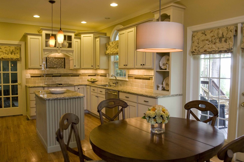 Exempel på ett mellanstort klassiskt kök, med en undermonterad diskho, luckor med infälld panel, vita skåp, flerfärgad stänkskydd, rostfria vitvaror, ljust trägolv och en köksö