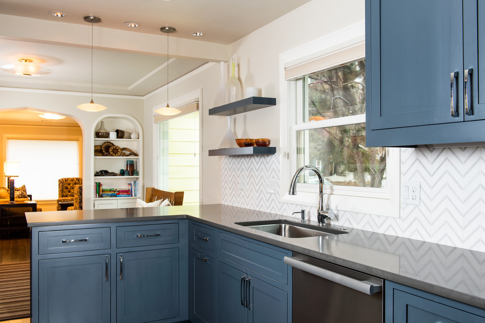 Bild på ett mellanstort funkis kök, med en undermonterad diskho, luckor med infälld panel, blå skåp, bänkskiva i betong, vitt stänkskydd, stänkskydd i porslinskakel, rostfria vitvaror, mörkt trägolv och en köksö