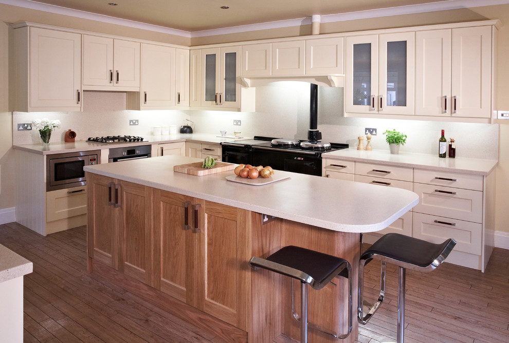 Esempio di una cucina chic con ante in stile shaker, ante bianche, top in cemento e pavimento in legno massello medio