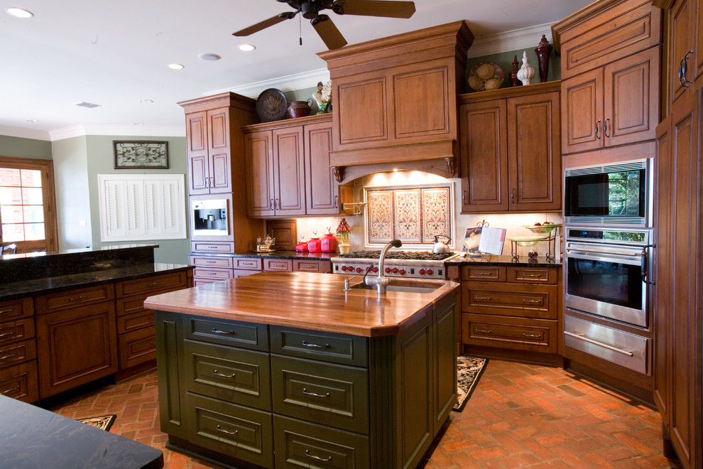 Inspiration for a timeless l-shaped eat-in kitchen remodel in New Orleans with an undermount sink