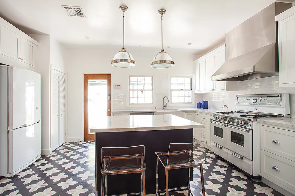 Bild på ett avskilt, mellanstort lantligt vit vitt l-kök, med en rustik diskho, skåp i shakerstil, vita skåp, marmorbänkskiva, vitt stänkskydd, stänkskydd i tunnelbanekakel, rostfria vitvaror, klinkergolv i porslin, en köksö och flerfärgat golv