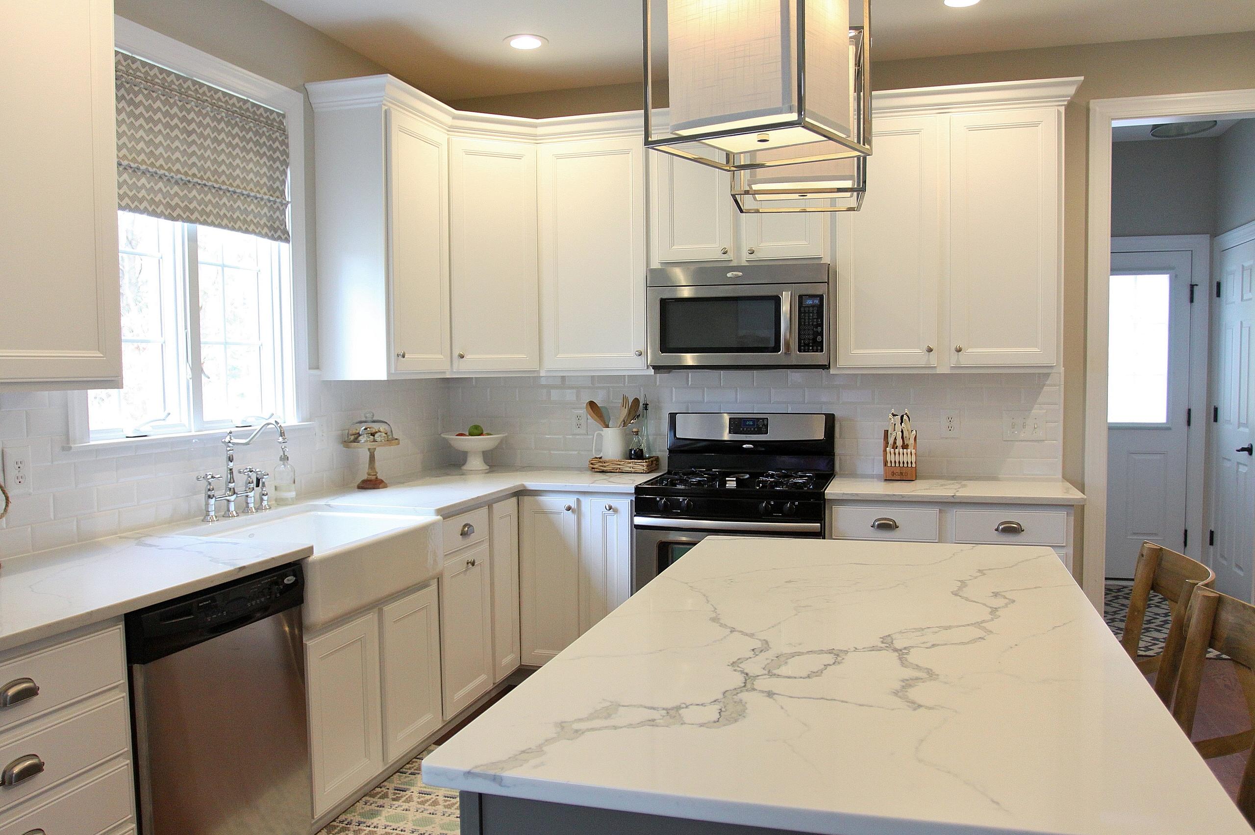 White Venato Quartz 2025