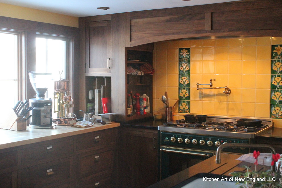 Immagine di una cucina abitabile bohémian con lavello sottopiano, ante a filo, ante in legno bruno, top in granito, paraspruzzi giallo e elettrodomestici colorati