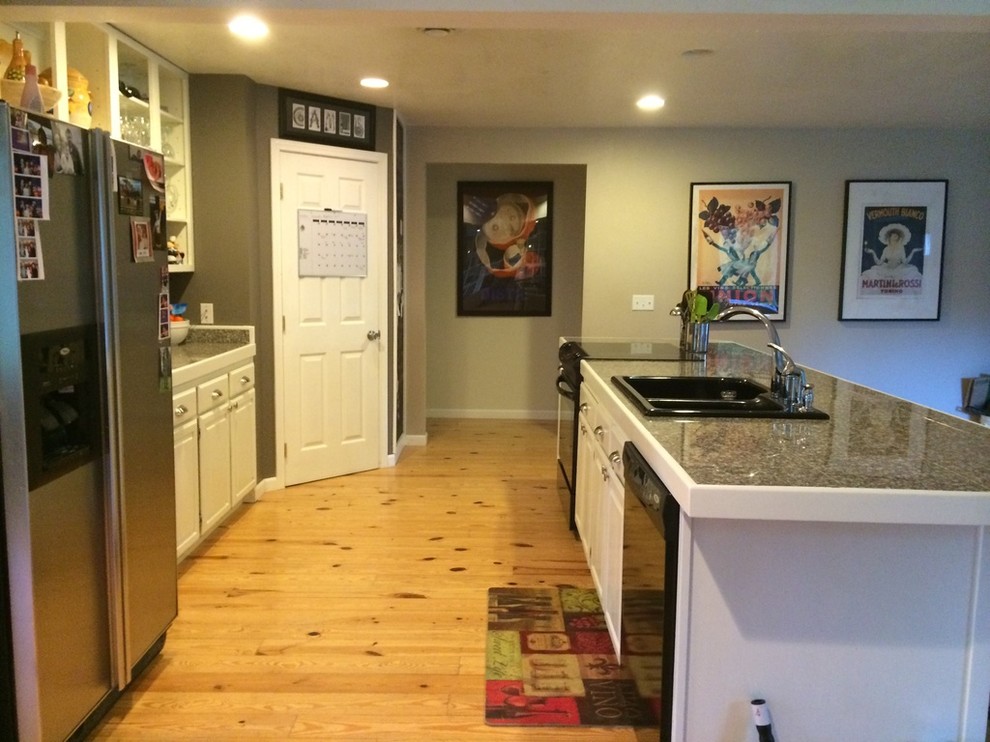 Foto på ett mellanstort amerikanskt skafferi, med en dubbel diskho, luckor med infälld panel, vita skåp, kaklad bänkskiva, flerfärgad stänkskydd, stänkskydd i stenkakel, rostfria vitvaror, ljust trägolv och en köksö