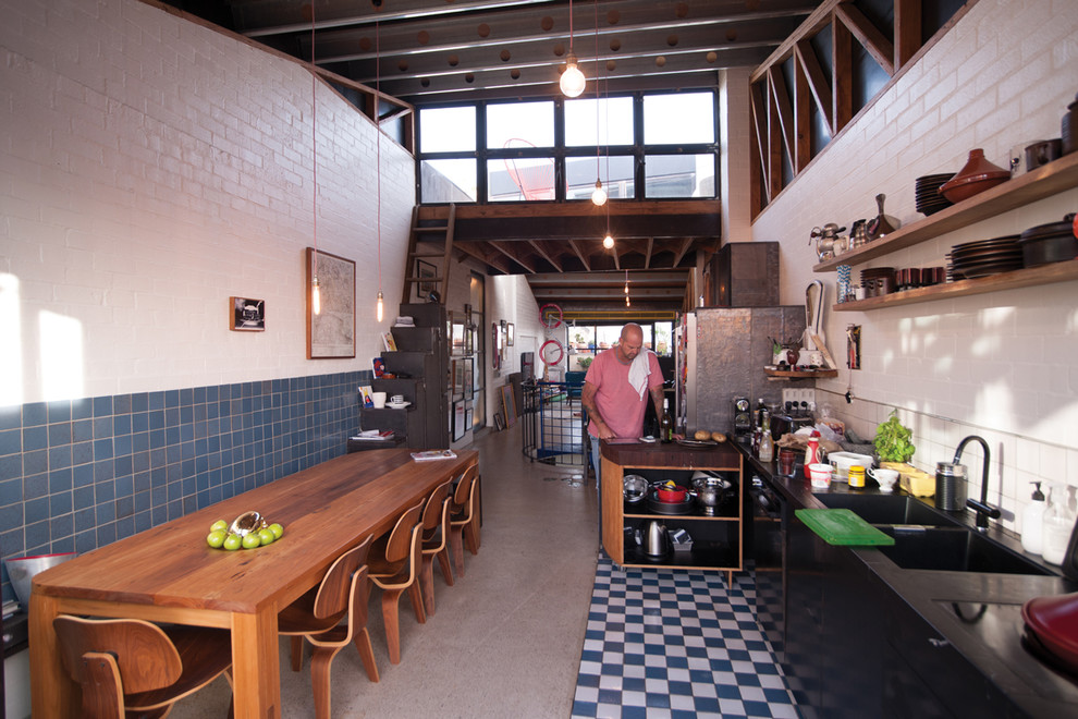 Einzeilige, Mittelgroße Eklektische Wohnküche mit Doppelwaschbecken, Küchenrückwand in Weiß, Rückwand aus Porzellanfliesen, offenen Schränken und hellbraunen Holzschränken in Melbourne