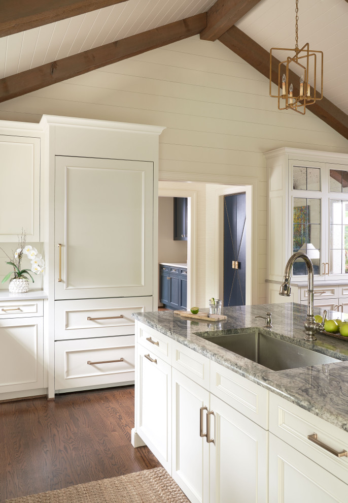 Foto de cocina de estilo de casa de campo con encimera de granito, electrodomésticos de acero inoxidable, una isla, encimeras grises y vigas vistas