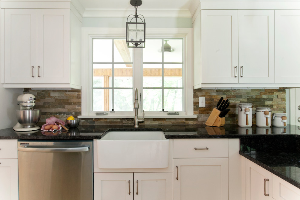 Foto på ett stort vintage kök och matrum, med en rustik diskho, skåp i shakerstil, vita skåp, granitbänkskiva, flerfärgad stänkskydd, stänkskydd i stenkakel, rostfria vitvaror, mellanmörkt trägolv och en köksö